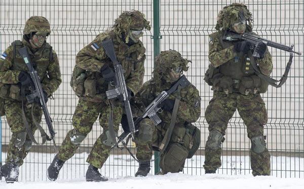 <p>Soğuk Savaş'tan bu yana Rusya sınırına en büyük yığınağı yapmaya hazırlanan NATO, Litvanya'da tatbikat yapıyor.</p>

