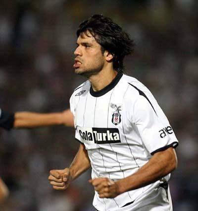 <p><strong>Gökhan Zan</strong></p>
