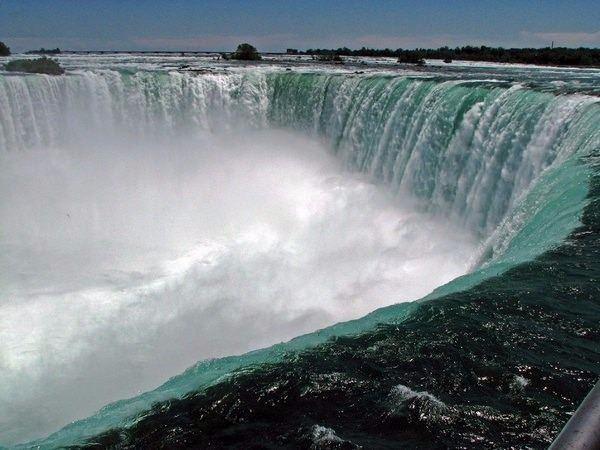 <p>Niagara şelalesinden düşüp hayatta kalabilen ilk insan olan Bobby Leach, evinde portakal kabuğuna basarak düşmüş ve iç kanamadan ölmüştür</p>