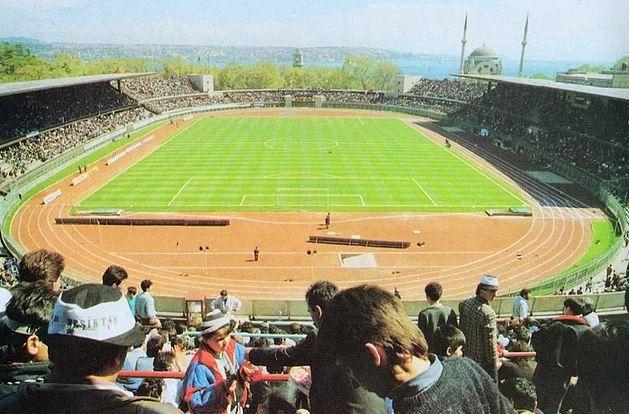 <p>80'li yıllar | İnönü Stadı'nda bir maç günü. (Beşiktaş)</p>
