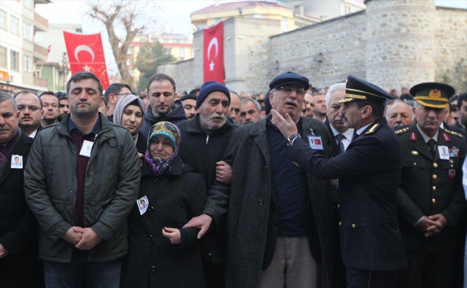 <p>Cenaze törenine, şehidin ailesi ve yakınlarının yanı sıra Sinop Valisi Hasan İpek, CHP Grup Başkanvekili Engin Altay, Sinop Milletvekilleri Nazım Maviş, Barış Karadeniz, Emniyet Müdürü Ercan Dağdeviren, kamu kurum ve kuruluşların temsilcileri ve çok sayıda vatandaş katıldı. </p>

<p> </p>
