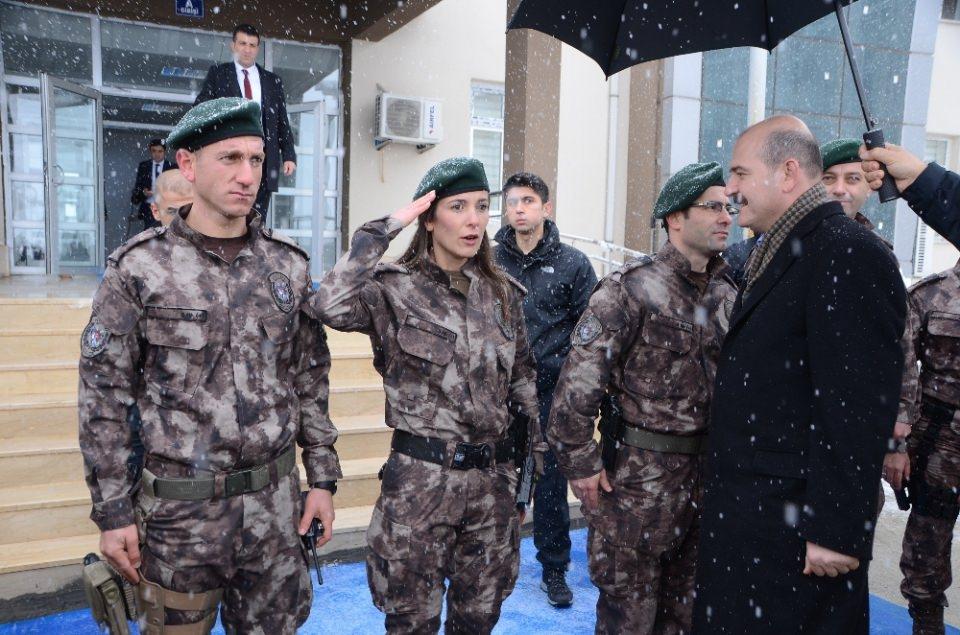 <p>Jandarma Genel Komutanı Orgeneral Yaşar Güler ve Emniyet Genel Müdürü Selami Altınok ile birlikte özel uçakla Batman Hava Limanı'na gelen İçişleri Bakanı Süleyman Soylu'yu Batman Valisi Ahmet Deniz, Belediye Başkan Vekili Ertuğ Şevket Aksoy, Batman Emniyet Müdürü Ali Akkaplan, AK Parti İl Başkanı Diyaeddin Uçar ve bazı il yöneticileri karşıladı.</p>