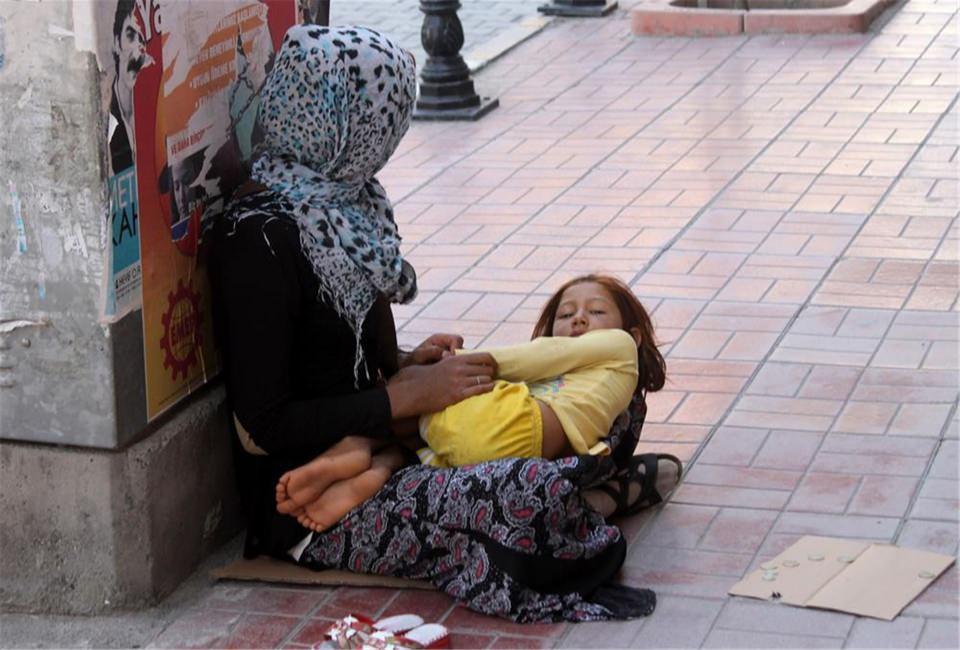 <p><em>Sokakta gördüğümüz dilendirilen bebekler sürekli uyuyor. Her zaman gördüğümüz bu sahnenin gerçek yüzünü gözler önüne seren bu yazı sosyal paylaşım sitelerinde sıkça paylaşılmıştı. İşte dilendirilen bebeklerin neden hep uyuduklarını tüm acımasızlığıyla yüzümüze çarpan o yazı…</em><br />
<br />
<br />
Metro istasyonu yakınında yaşı tam olarak belli olmayan bir kadın oturuyor. Kadının saçı karışık ve kirli, başını kederli bir şekilde öne eğmiş. Yanında bir çanta duruyor. İnsanlar çantaya para atıyor. Kadının kucağında uyuyan iki yaşında bir bebek var. Bebek, kirli bir şapka ve kirli giysiler içinde habersizce uyuyor.</p>
<p> </p>
