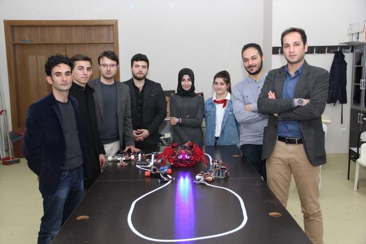 <p>Robotumuz, üzerindeki wi-fi kamera ile girdiği ortamlarda anlık görüntü aktarabiliyor, fotoğraf çekebiliyor ve bu şekilde ortamdaki risk analizini bize gösterebiliyor.</p>