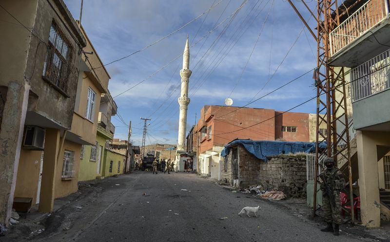 <p>Mahalle sakinlerinden çok büyük bölümünün evlerini terk etmelerinin ardından teröristler, kapılarını kırarak girdikleri evleri kendileri için mevzi olarak kullanmaya başladı. Evlerin duvarlarında açtıkları deliklerden çevreyi gözetleyen, güvenlik güçlerine ateş açan teröristler, duvarları delerek evler arasında koridorlar oluşturdu. Terör örgütü üyeleri buraları, hem diğer mevzilere görünmeden ulaşmak hem de güvenlik güçlerinden kaçmak için kullandı.</p>

<p> </p>
