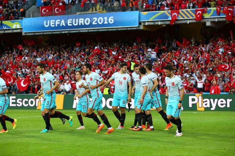 <p>İtalya'nın yüksek tirajlı spor gazetesi La Gazzetta dello Sport, ay-yıldızlıların galibiyetini "Türk gururu Çekleri eledi. Terim şimdi düşlüyor" başlığıyla verirken, şampiyonaya grubundaki iki yenilgiyle başlayan teknik direktör Fatih Terim'in takımının Çek Cumhuriyeti'ni eleyerek, bir üst tur için yarışta kaldığını yazdı.</p>