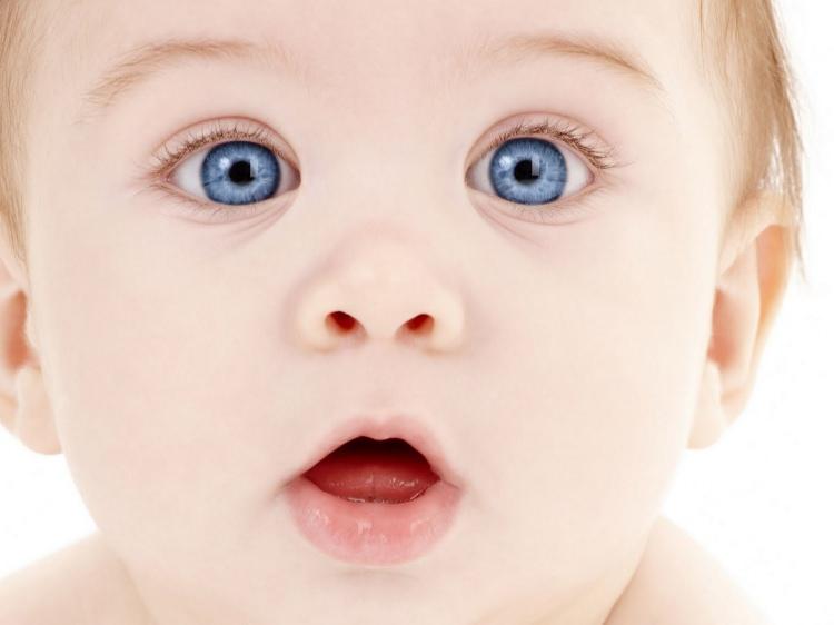 <p>Özellikle bebeklerin göz bebeklerinde oluşan beyaz parlamalar, retinoblastom adı verilen göz içi kanserinin habercisi olabilir. Retinoblastom rahatsızlığı 5 yaş öncesi çocukların göz muayenesi sırasında kolayca tespit edilebilir. Ancak yaş ilerledikiçe göz kanseri teşhisi zorlaşır.</p>
