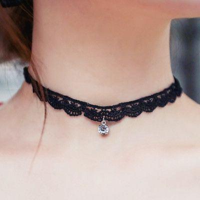<p>Choker kolyeler, 1980'li yıllarda asil kadınların boyunlarını süslüyordu.</p>