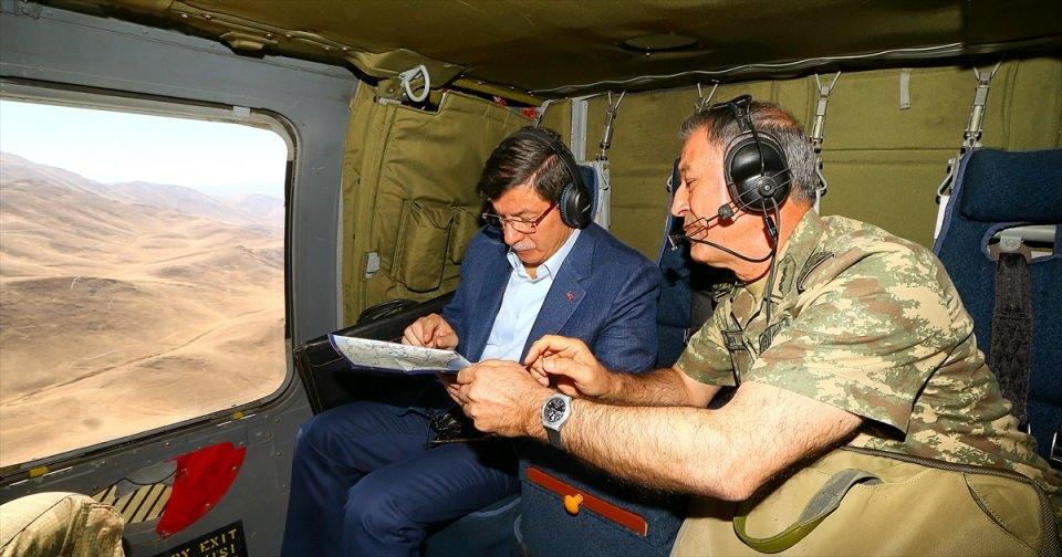 <p>Başbakan Davutoğlu, terör örgütü DAEŞ tarafından kaçırılan Türkiye'nin Musul Başkonsolosluğu personelinin kurtarılması için yürütülen operasyonu, iki günlük Azerbaycan ziyareti esnasında Bakü'den takip etti ve rehinelerin kurtarılmasının ardından Azerbaycan programını yarıda keserek, rehinelerle buluşmak üzere Şanlıurfa'ya, oradan da Ankara'ya geçti. Konsolosluk görevlileri, Davutoğlu'nun da bulunduğu "TUR" uçağıyla Ankara'ya getirildi.<br />
<br />
<span style="color:#FFD700"><strong>Başbakan Ahmet Davutoğlu, Hakkari Yüksekova'da 3'üncü Piyade Tümen Komutanlığı'nı ziyaret ederek askerlerin bayramlarını kutladı. Davutoğlu'na Genelkurmay Başkanı Orgeneral Hulusi Akar da eşlik etti. Akar, Davutoğlu'na helikopterde harita üzerinde bölge hakkında bilgi verdi. </strong></span></p>