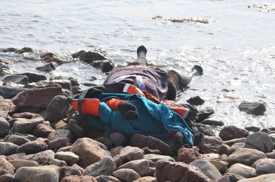 <p>Çanakkale'de yasa dışı yollardan Yunanistan'a geçmeye çalışan göçmenleri taşıyan tekne battı. 5'i çocuk 39 kişi öldü.</p>