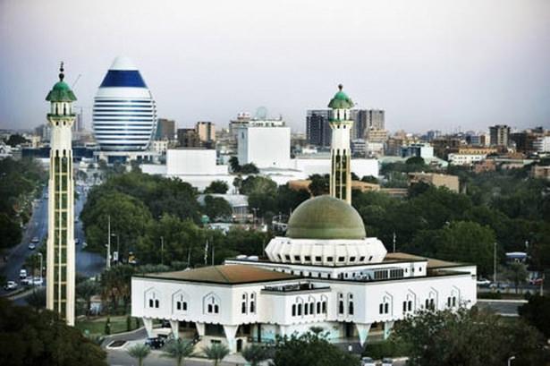 <p>Petrol gelirinin artmasıyla birlikte yatırımcılar için bir fırsat ülkesi haline gelen Sudan'da her konuda açık var. İnşaat, tekstil, turizm. Halk oldukça zor koşullarda yaşıyor. Resmi dil Arapça olmakla birlikte halkın yüzde 98'i Müslüman.</p>
