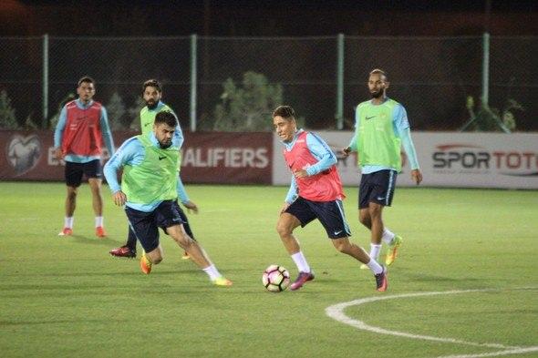 <p>Harun Tekin, Kaan Ayhan, Okay Yokuşlu, Ozan Tufan, Emre Mor ve Cenk Tosun'lu kırmızı takım çift kale maç yaptı. Emre Mor'un takımı maçı 10-8 kazandı.</p>
