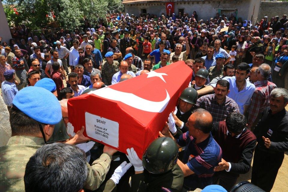 <p>Erzurum Jandarma Bölge Komutanlığı Özel Harekat Tabur Komutanlığında görevli 27 yaşındaki Uzman Çavuş Ay, geçen hafta Kars'ta terör örgütü mensuplarına yönelik operasyonda, kayalıklardan düşerek ağır yaralanmış, Erzurum'da kaldırıldığı hastanede dün sabah şehit olmuştu.</p>
<p> </p>