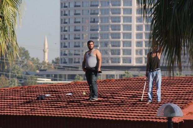<p>İş yeri sahiplerinin yıkıma karşı çıkmasının ardından olay yerine çevik kuvvet ekipleri sevk edildi. Bu sırada iş yeri sahibi M.N'nin oğlu R.N. pompalı tüfekle, çalışan C.N. ise döner bıçağı ve kılıçla çatıya çıkarak yıkıma direndi.</p>
<p> </p>