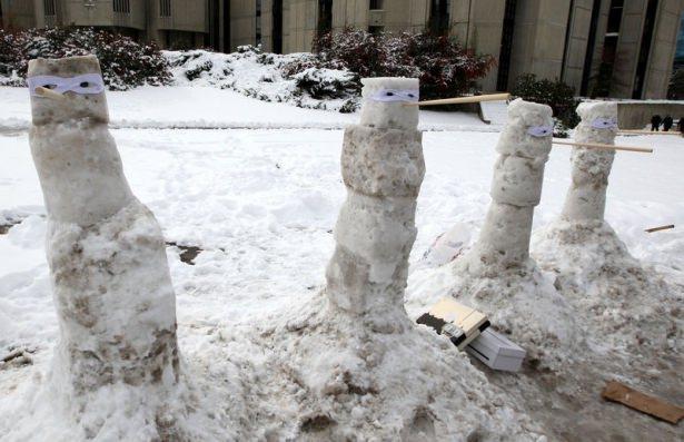 <p>Grup Başkanvekilliği'nde g&ouml;revli &ccedil;alışanlar, Meclis Basın kapısının &ouml;n&uuml;nde yer alan bah&ccedil;eye, d&ouml;rt kardan adam yaptı.</p>
