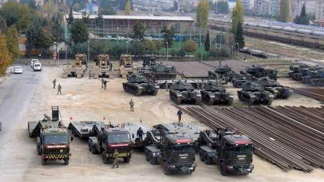 <p>Kilis sınırında yüzde 70'i tamamlanan ve 4 metre yüksekliğindeki modüler duvarların üzerine 1 metre jiletli tel çekilecek. Bölgede 300 metrede bir inşa edilen kullelerle ve ASELSAN tarafından termal kamera Zeplin ile Türkiye-Suriye sınırı 7/24 takip edilecek..</p>
