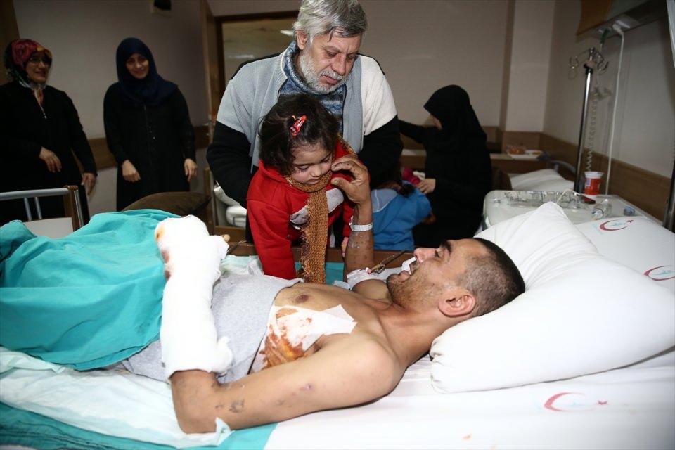 <p>Evlatlarını, hastane odasında karşısında gören babanın mutluluğu, AA kamerasına yansıdı.</p>
<p> </p>