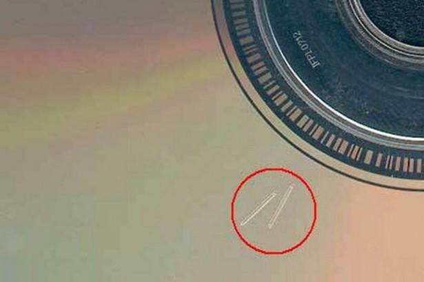 <p>Çizik cd'nin arkasına kolonya sürmektir.</p>
<p> </p>