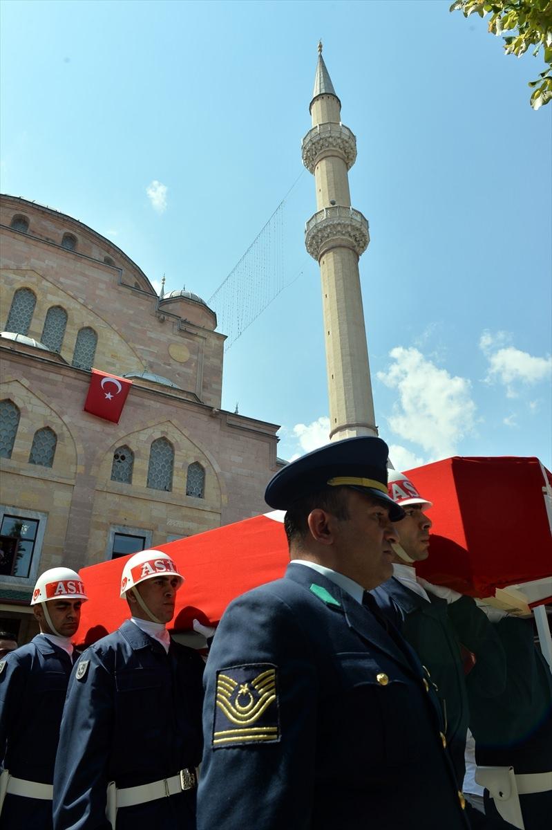<p>Van'ın Çaldıran ilçesinde terör örgütü PKK'ya yönelik sürdürülen operasyonda şehit düşen Uzman Çavuş Ali Doğukan Kılınç, memleketi Eskişehir'de son yolculuğuna uğurlandı.</p>
