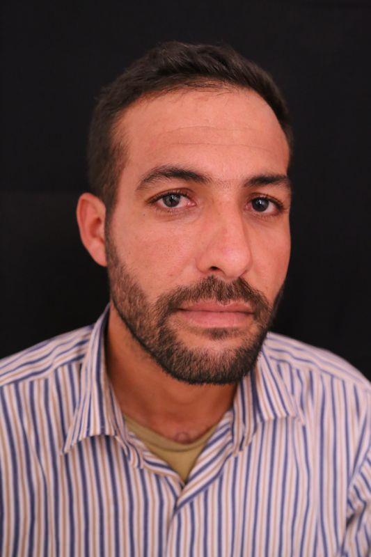 <p>Suriye'nin Hama kentinden eşiyle gelen 23 yaşındaki Abdullah Süleyman , iç savaşta akrabalarını kaybetmenin üzüntüsünü yaşıyor. Evlerinin yakınlarına düşen bombalar yüzünden Reyhanlı'ya can güvenliği için gelen Süleyman, 4 aydır bulunduğu Türkiye'de olmaktan dolayı mutluluk duyuyor. Süleyman geçimini, tarlada günü birlik işler sayesinde karşılayabiliyor.</p>