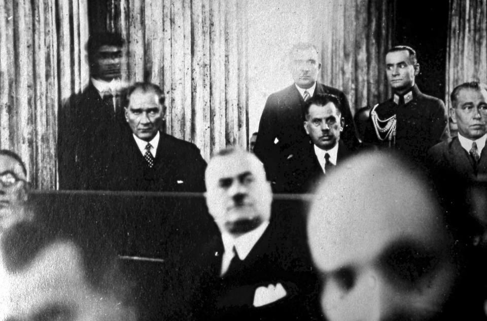 <p>Cumhurbaşkanı Mustafa Kemal Atatürk, Kazım Özalp ve Rauf Orbay.</p>

<p>1 Ocak 1930</p>
