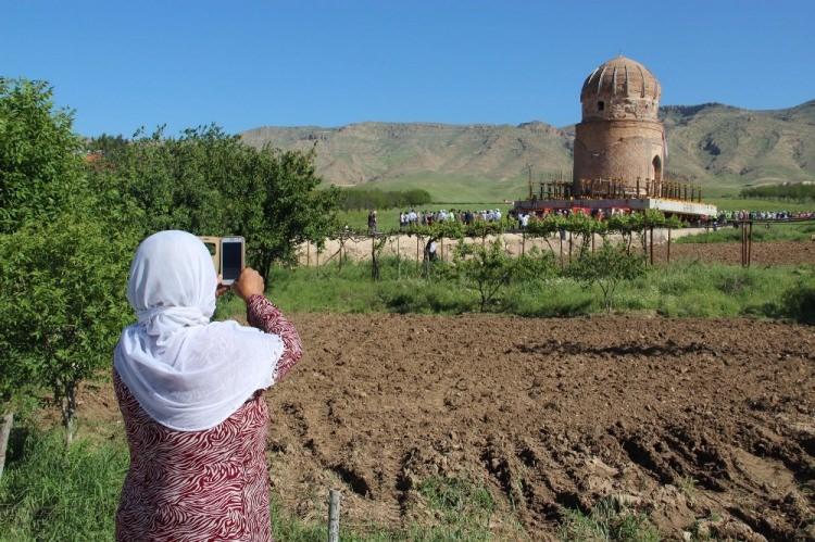 <p>Çalışmaların, hiçbir aksilik çıkmaması ve beton bloklara yükleme işleminin dün geceden başlaması nedeniyle planlanandan erken bittiği belirtildi.</p>
