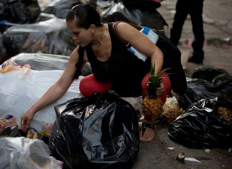 <p>Venezuela'da yaşanan ekonomik kriz her geçen gün derinleşiyor. Artan fiyatlar halkı iyice zorlarken, mali sorunlar artık siyasi bir krize de dönüşmüş durumda... İsyan eden halk Venezuela Devlet Başkanı Nicolas Maduro'nun istifa etmesi için günlerdir başken Karakas sokaklarında polisle çatışıyor.</p>

<p> </p>
