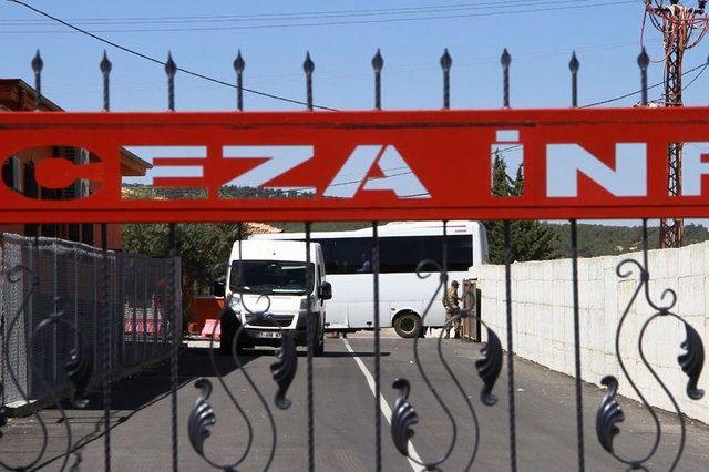 <p>KADİR KAYAN (Açığa alındı): Kozmik oda aramasına katılan Kayan, Yargıtay üyeliğine seçilmişti. </p>
<p>MUSTAFA BİLGİLİ (Açığa alındı): Kozmik oda savcısı.</p>