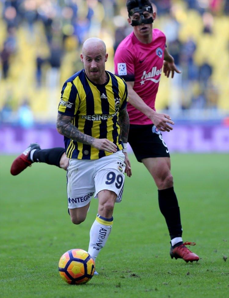 <p><strong>Miroslav Stoch:</strong> Fenerbahçe kadrosunun değişmezlerinden biri olmayı başaramadı. Bu zamana kadar hep "Fenerbahçe'de kalmak istiyorum" diyen 27 yaşındaki futbolcu, son günlerde yaptığı açıklamalarda "Elimden geleni ortaya koyuyorum ancak bir türlü olmuyor" diyerek hem tepkisini, hem de artık umudunun tükendiğini ortaya koydu.</p>