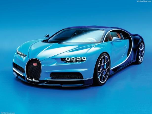 <p>Bu yıl Cenevre'nin belki de en çok beklenen haberi sonunda geldi. Fransız üretici Bugatti, Veyron'un yerine geçecek olan hiper otomobili Chiron'u tanıttı.</p>
