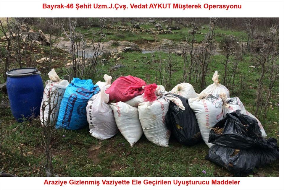<p>Açıklamada, cumhuriyet savcısının talimatıyla barınak ve sığınaklar içerisinde bulunan yaşam ve giyim malzemelerinin yerinde imha edildiği, silah, mühimmat ile uyuşturucunun ise muhafaza altına alındığı ifade edildi.</p>
<p> </p>