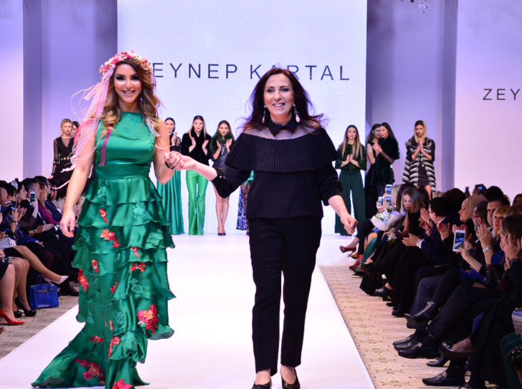 <p>Ünlü modacı Azerbaycanlılar için özel olarak hazırladığı 'Bahar Kızı' isimli kıyafetini sergiledi.</p>
