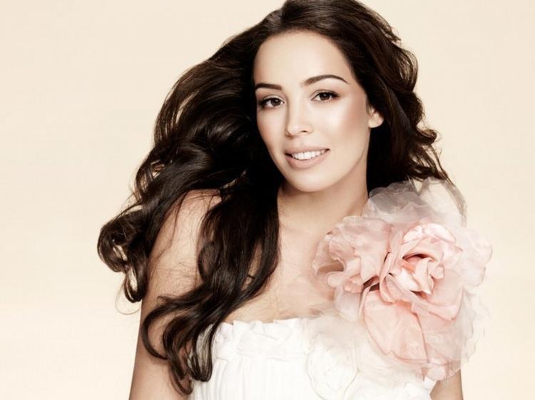 <p>Azra Akın</p>
