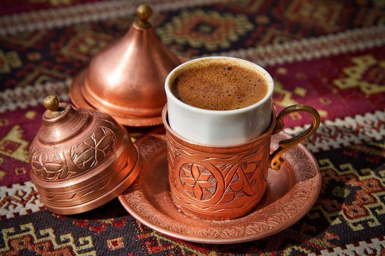<p>Türk kahvesinin bir takım sağlık faydaları mevcut iken, kahvenin faydaları söz konusu olduğunda şeker temel engelleyicidir.</p>
