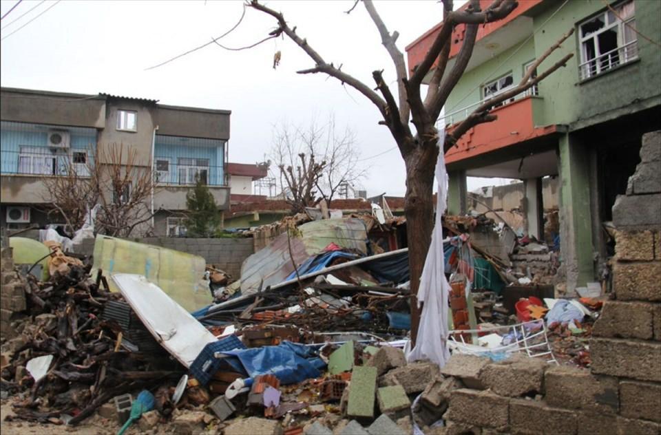 <p>Bölgeden gelen fotoğraflar, güvenlik güçlerinin yaşadığı zorluğu gözler önüne seriyor. Fotoğraflarda, belediye destekli açılmış ve içlerine el yapımı patlayıcı tuzaklanmış yüzlerce hendek görülüyor</p>
