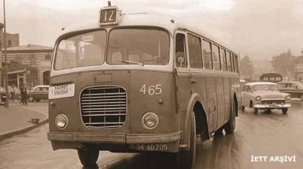 <p>1957 - Görüntüsüyle İstanbul fotoğraflarına güzellik katan sevimli Skoda, Üsküdar Meydanı'nda</p>

<p> </p>
