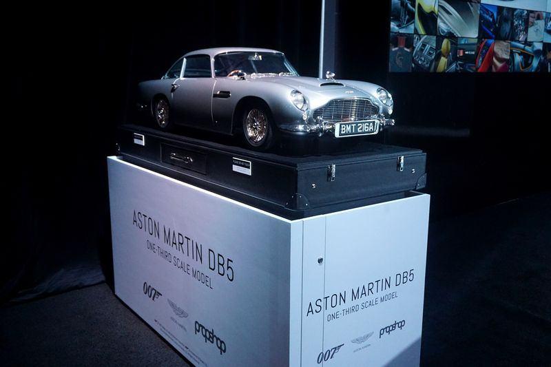<p>Aston Martin DB5 minyatür modeli</p>