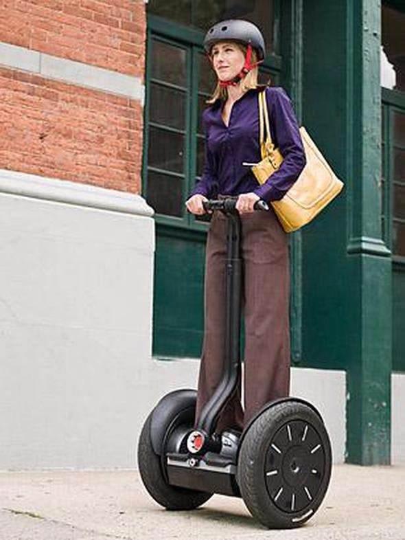 <p>Segway <br />
<br />
Yaratıcısı Dean Kamen'ın hakkını teslim etmek lazım: Heyecan yaratmayı çok iyi biliyor. 2001 yılında piyasaya çıkana kadar dünyayı değiştireceğine inanılan bir sır olan Segway ulaştırma dünyasında beklenen devrimi başlatmayı maalesef başaramadı.</p>
