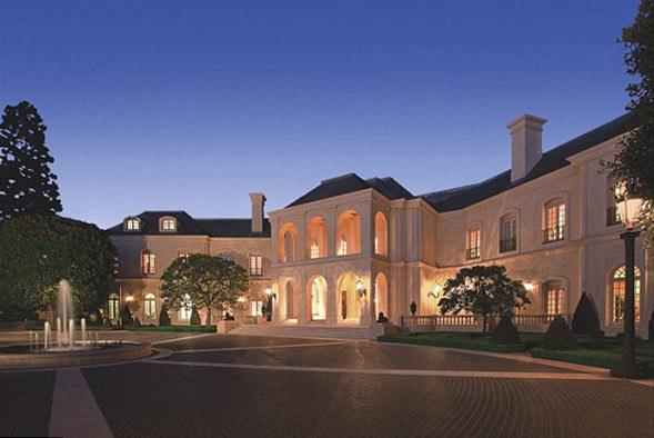 <p>Beş katlı malikanede, 14 yatak odası, 27 banyo, güzellik salonu, golf alanı, 100 arabalık otopark bulunuyor. Yatak odalardan birisi Prens Charles'ı konuk ettiği için ‘Prince Charles Suite’ adıyla anılıyor.</p>

<p> </p>
