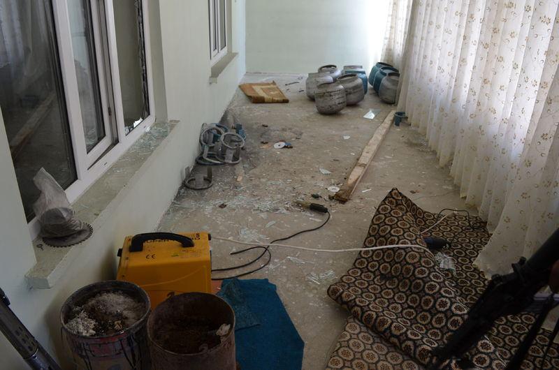 <p>Düzeneklerin etkisiz hale getirilmesinin ardından yapılan aramada 10 kilogram A-4 patlayıcı, 2 ton amonyum nitrat, 55 çaydanlığa yerleştirilmiş saniyeli ve fitil ateşlemeli el yapımı patlayıcı,</p>

<p> </p>
