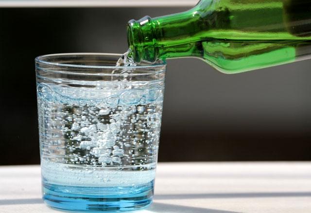 <p>Buna bağlı olarak da vücutta su tulumu artar ve tansiyon yükselmesi, ödem artışı, hatta kalp yetersizliği gibi ciddi tablolar gelişebilir. Bu nedenle sıvı olarak suyu tercih etmek önemlidir. </p>
