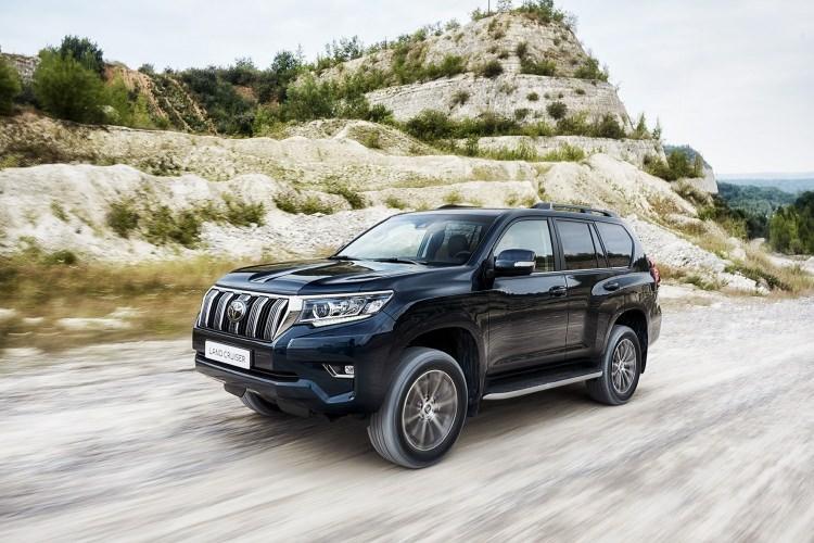 <p>Öte yandan yeni Land Cruiser, üç farklı motor seçeneği ile satışa sunuluyor. <br />
</p>
<p>177 HP güç üreten 2.8 D-4D turbo dizel ile birlikte benzinli motor seçenekleri arasında 161 HP güce sahip 2.7 VVT-i ve 249 HP güç üreten 4.0 VVT-i yer alıyor.</p>