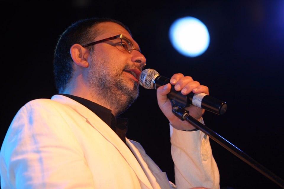 <p><strong>İbrahim Sadri</strong><br />
<br />
Çarşı iznine çıkıp cennete giden kahraman evlatlarımıza rahmet, gazilerimize şifa diliyoruz. Acımız büyük..</p>

