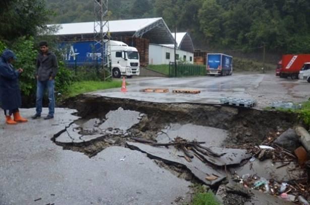 <p>Yılmazer, Sapanca'da Yanık, Kurtköy, Mahmudiye, Akçay ve İstanbul derelerinin taştığını aktararak, "Köprüler ve bulunduğu güzergahta ne varsa alıp götürmüş durumda. Büyük köprülerde şu an bir şey yok" diye konuştu.</p>
<p> </p>