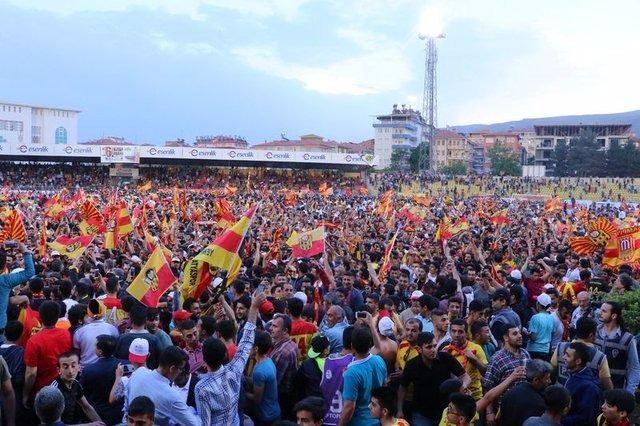 <p>Yeni Malatyaspor'lu yöneticiler ve futbolcular, takım otobüsüyle kent merkezinde tur attı. Taraftarlar sabaha kadar kutlama yaptı. şampiyonluk turu sırasında izdiham yaşandı.</p>