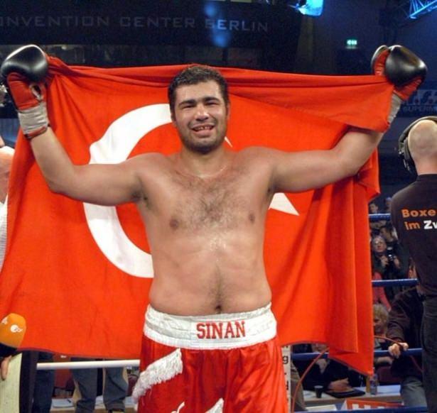 <p>30 Ekim 2015'de İstanbul'da, karaciğer yetmezliği nedeniyle tedavi gören eski Dünya Kıtalararası Ağır Sıklet Boks Şampiyonu Sinan Şamil Sam, yaşamını yitirdi.</p>
<p> </p>