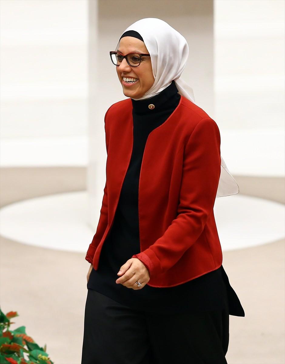 <p>Kadınlar, biliyorum yükünüz ağır. Dünyayı omuzlarınızda taşıyorsunuz. 'Cennet anaların ayakları altındadır' diyerek anne üzerinden kadını kutsayan bir kültürün mensupları olarak, size, bu mücadelenizde omuz vermek zorundayız. Ancak sizlerin yapması gereken bir şey var: Kadın haklarını daha ileriye taşımak. Bu konudaki kazanımlarla yetinmeyip bunları çok daha ilerilere taşımak.</p>
<p> </p>