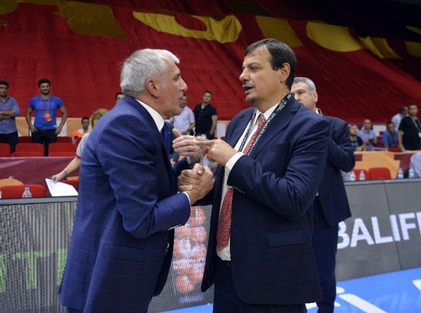 <p>Fenerbahçe'nin, Galatasaray Odeabank'ı 82-75 mağlup ederek finale yükseldiği Spor Toto Basketbol Ligi play-off yarı final dördüncü maçının ardından her iki takımın başantrenörleri arasında bir tartışma yaşandı.</p>
