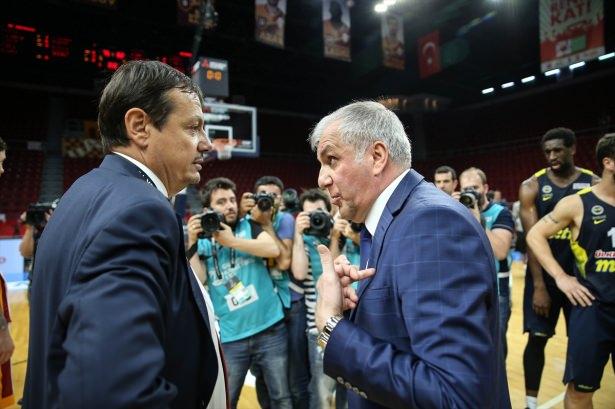 <p>Galatasaray Odeabank Başantrenörü Ergin Ataman, daha önceki dönemlerde Fenerbahçe Başantrenörü Zeljko Obradovic’e yapılan tükürüklerin geçmiş dönemlerde onlarcasına maruz kaldığını söyledi.</p>
