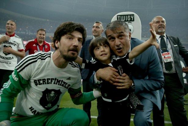 <p>Spor Toto Süper Lig'in 33. haftasında Osmanlıspor'u 3-1 mağlup eden Beşiktaş 14. şampiyonluğunu ilan etti</p>
